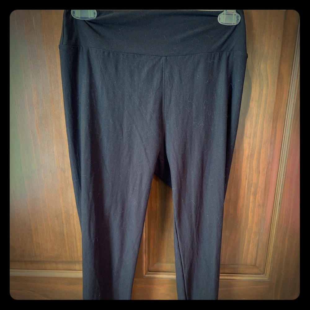 Black Lularoe leggings.